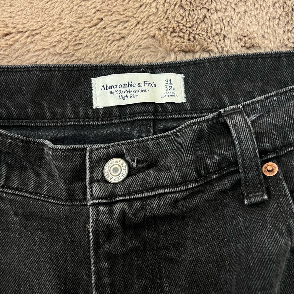 Abercrombie - Ultra High Rise 90s Straight Jean - Picture 3 of 4